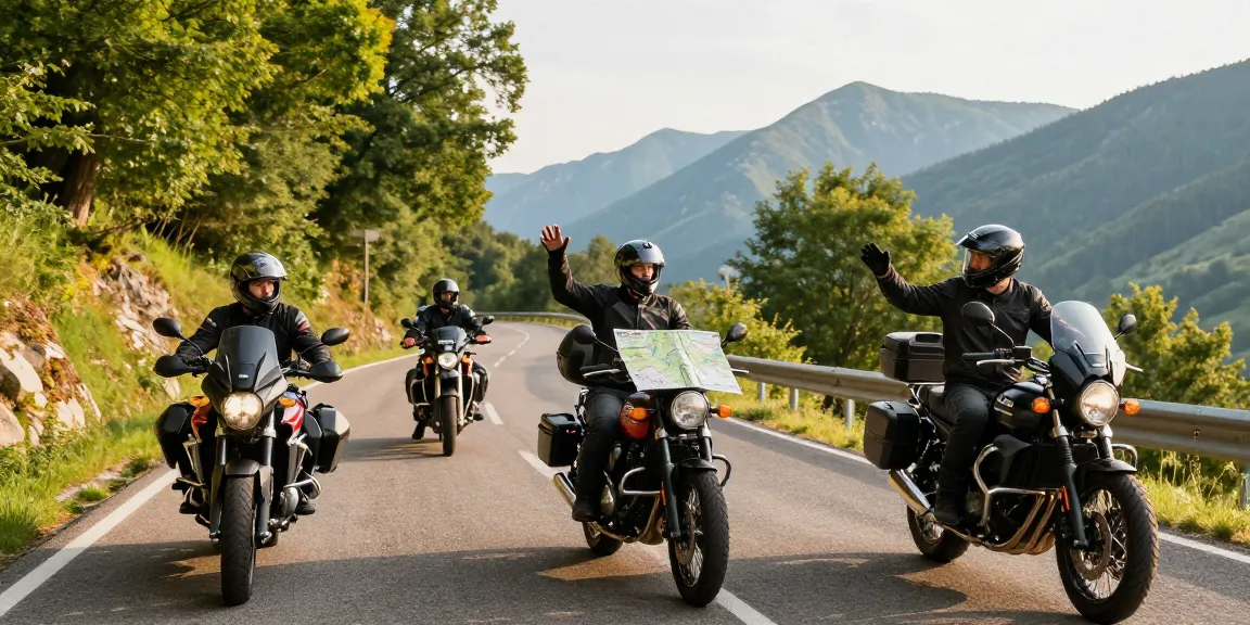 Gruppe von Motorradfahrern plant kurvenreiche Motorradtouren auf einer malerischen Bergstraße während des Sonnenuntergangs.