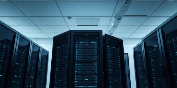 Server 2022 Standard Datacenter Vergleich in einem modernen Serverraum mit technologischen Details.