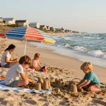 Familie am Strand von Duhnen, die Ferienwohnungen Duhnen genießen, mit Sandburgen und entspannenden Momenten in der Sonne.