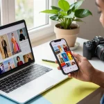 Instagram Follower kaufen: Influencer bei der Arbeit, Smartphone und Laptop in einem kreativen Umfeld.